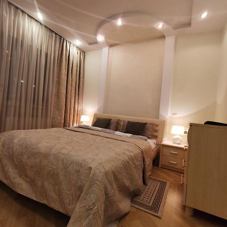Big Apartment In Rivne Center Exteriör bild