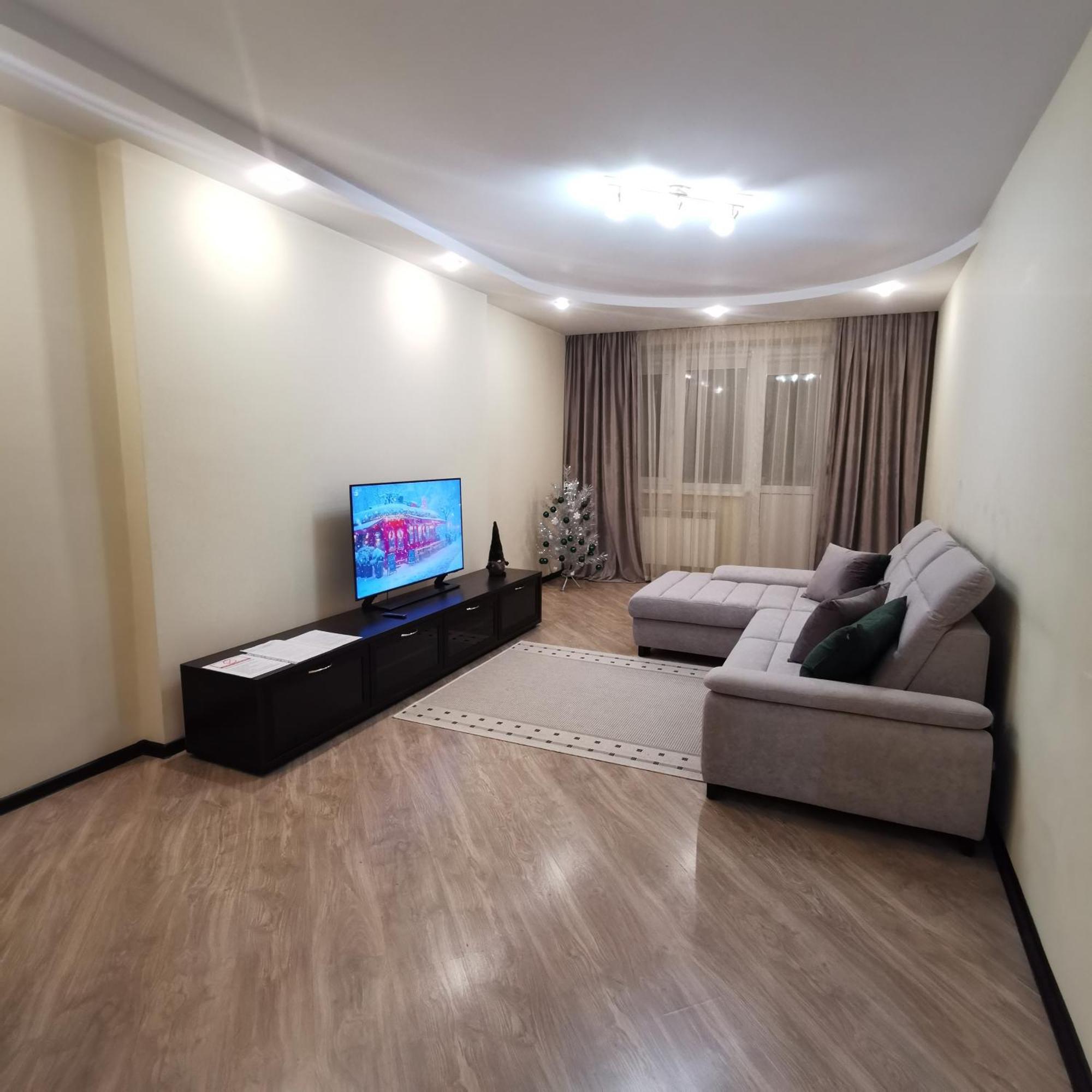 Big Apartment In Rivne Center Exteriör bild